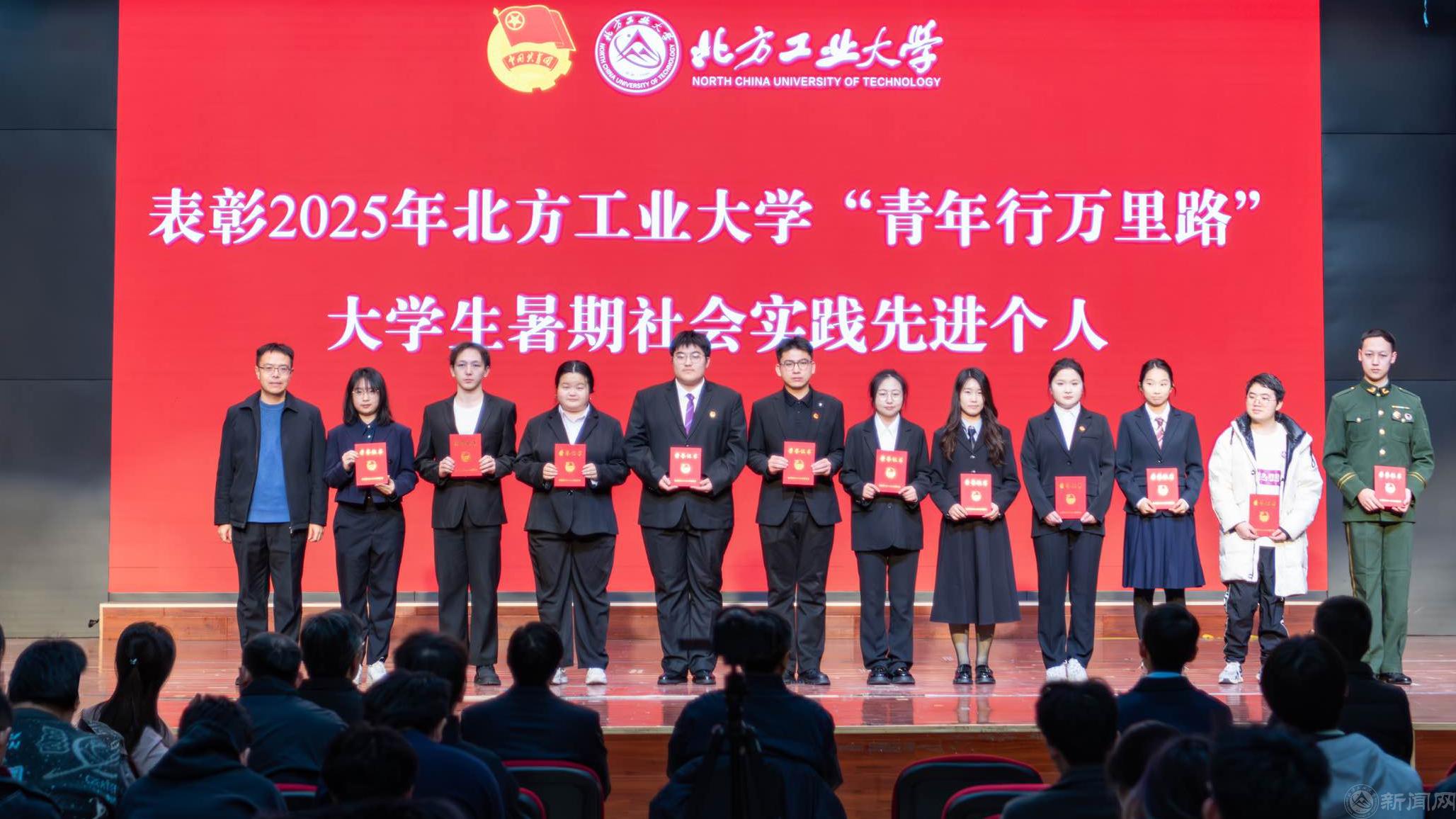 先进个人颁奖.jpg 先进个人颁奖.jpg