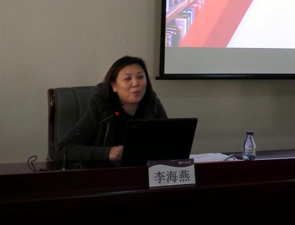 市教委人事处副处长李海燕为青年教师作报告