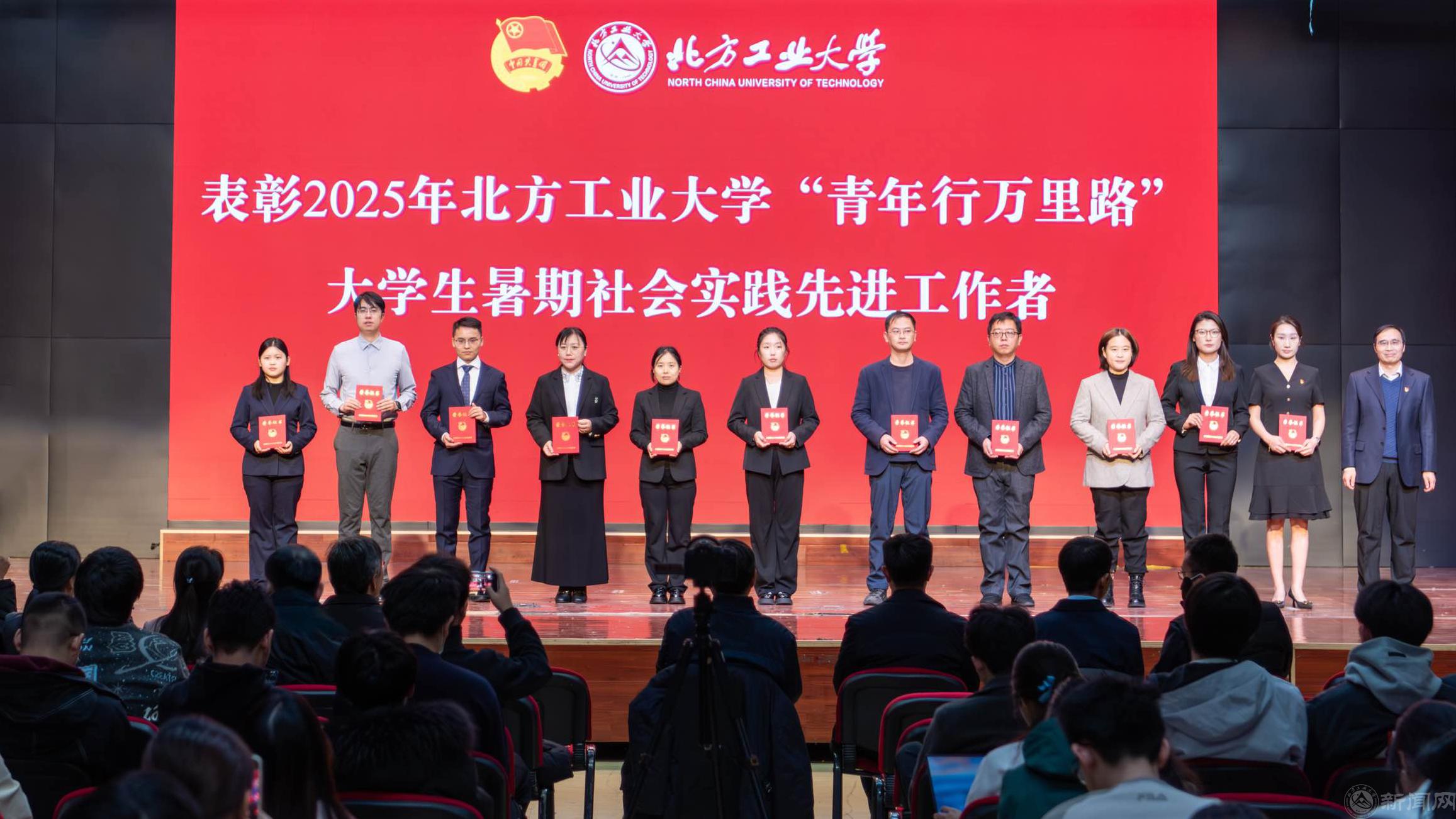 先进工作者颁奖.jpg 先进工作者颁奖.jpg