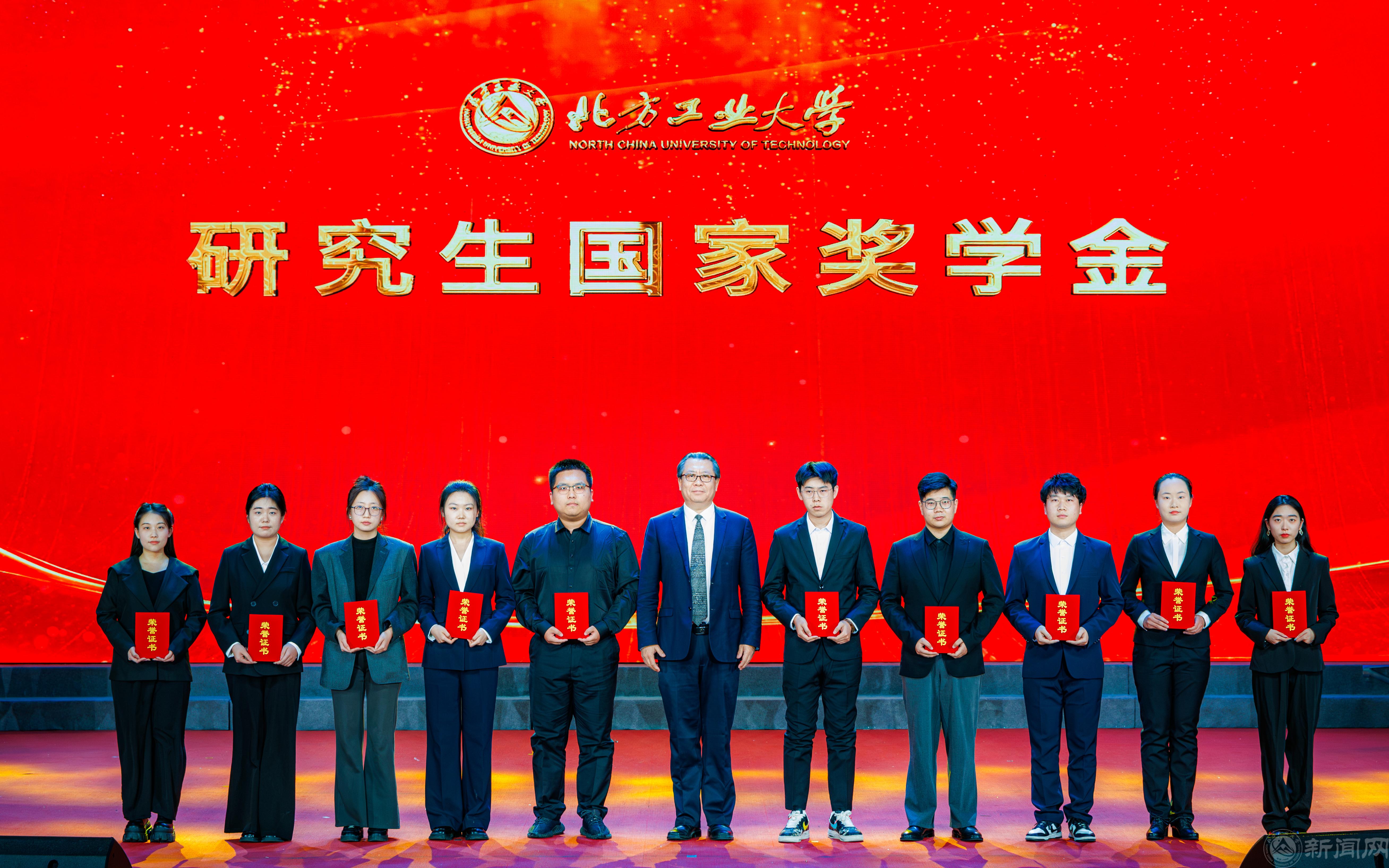 张立峰颁奖.jpg 张立峰颁奖.jpg