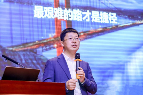 华为技术有限公司副总裁王辉来校给学生做讲座