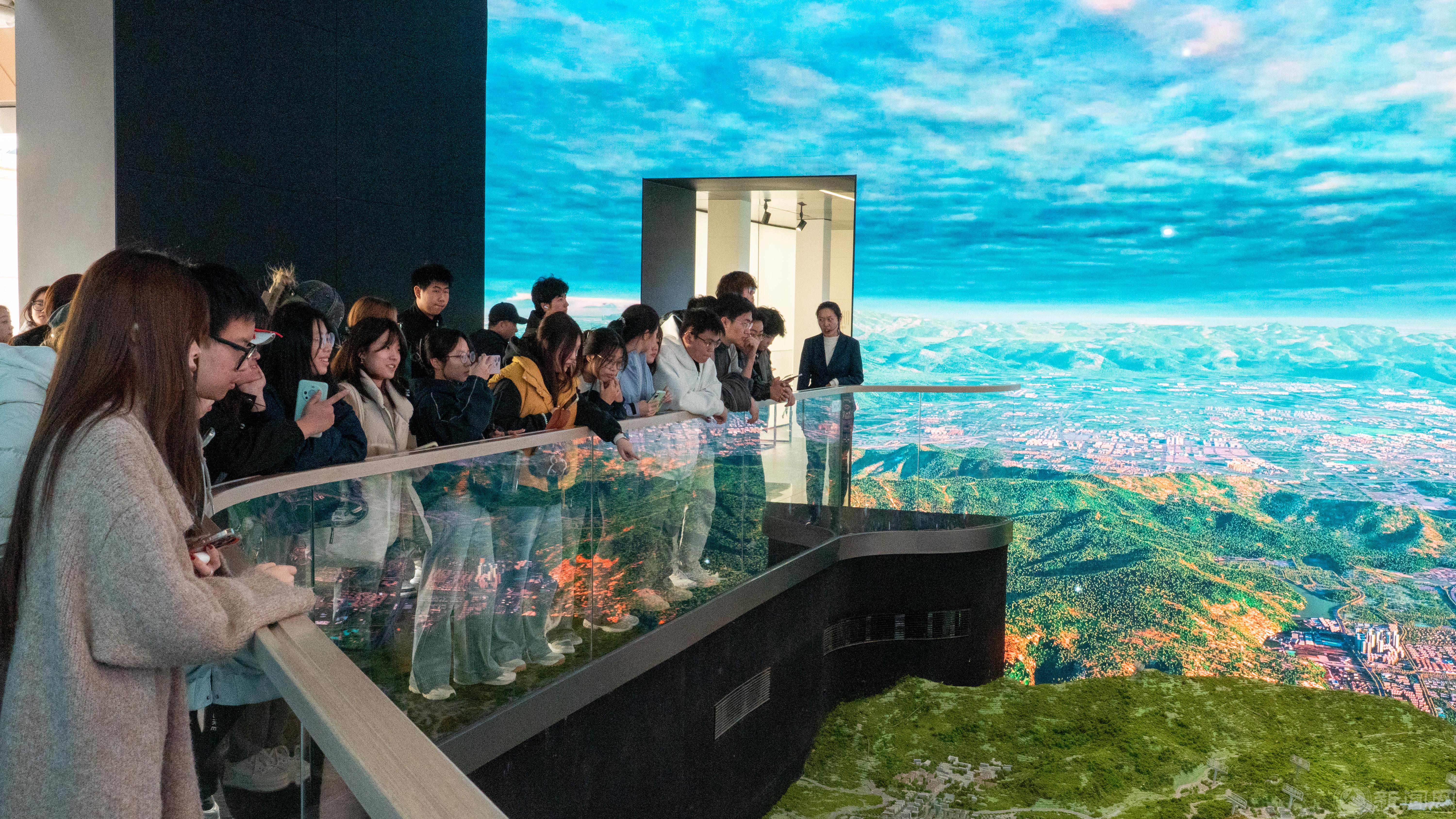 师生参观1.jpg 师生参观1.jpg