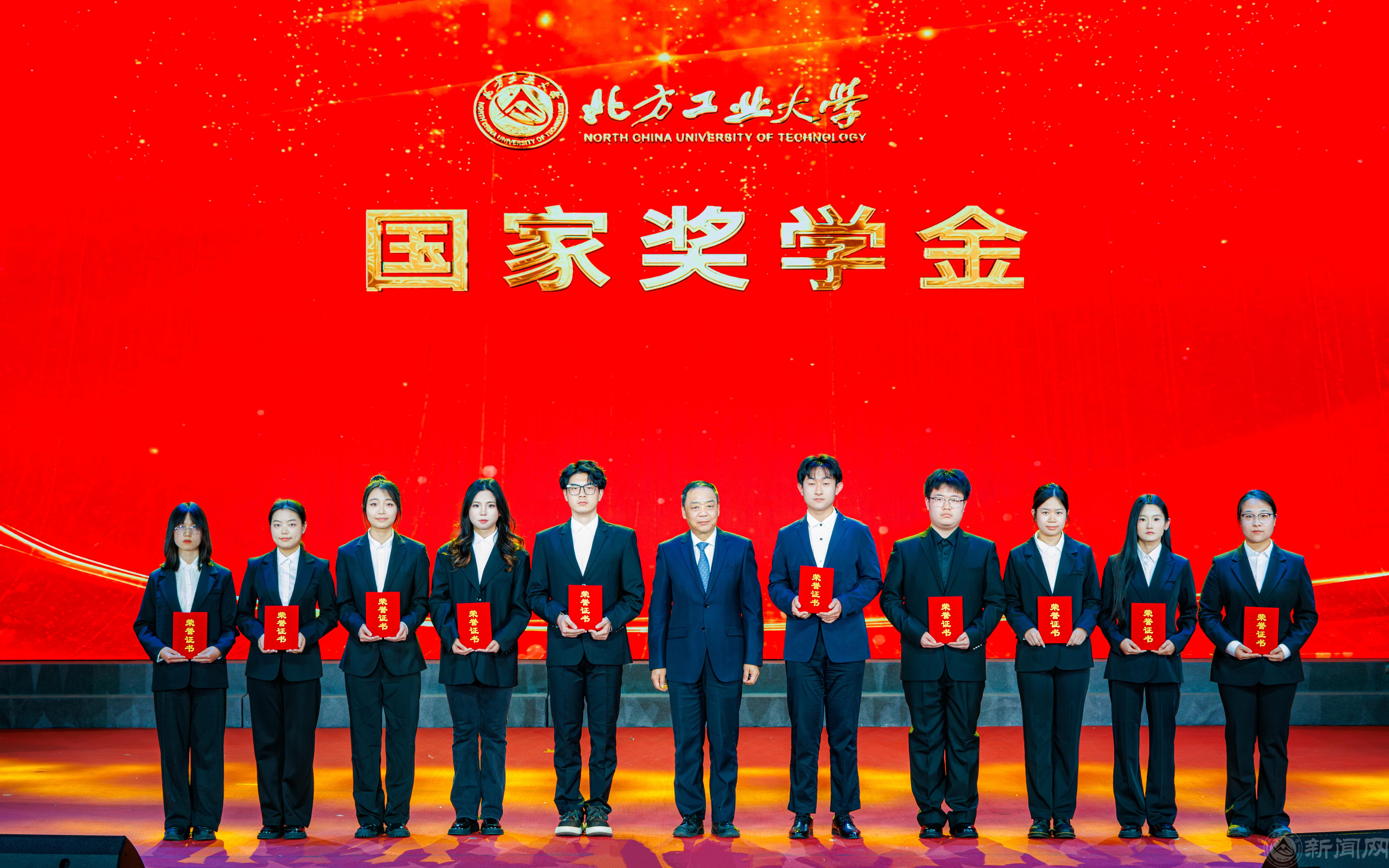 刘军颁奖.jpg 刘军颁奖.jpg