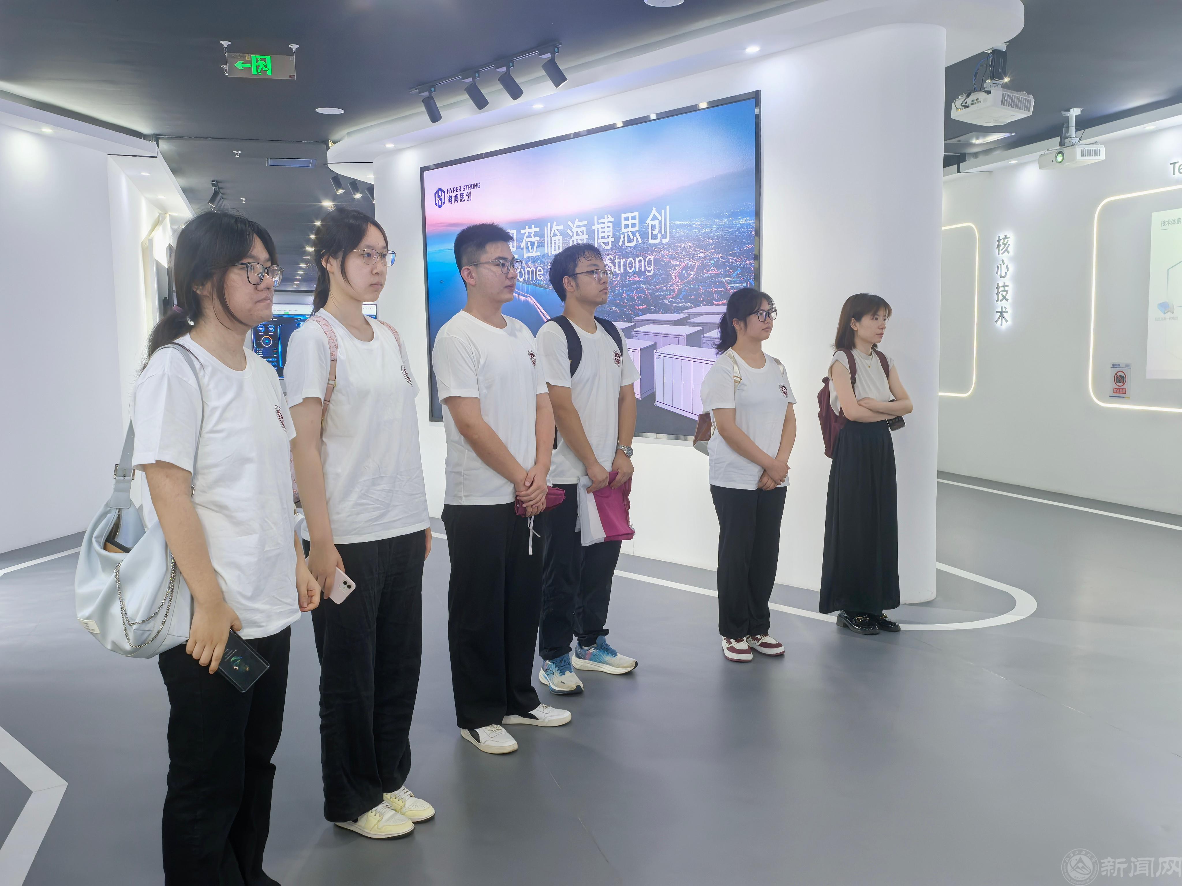 展厅参观.jpg 展厅参观.jpg